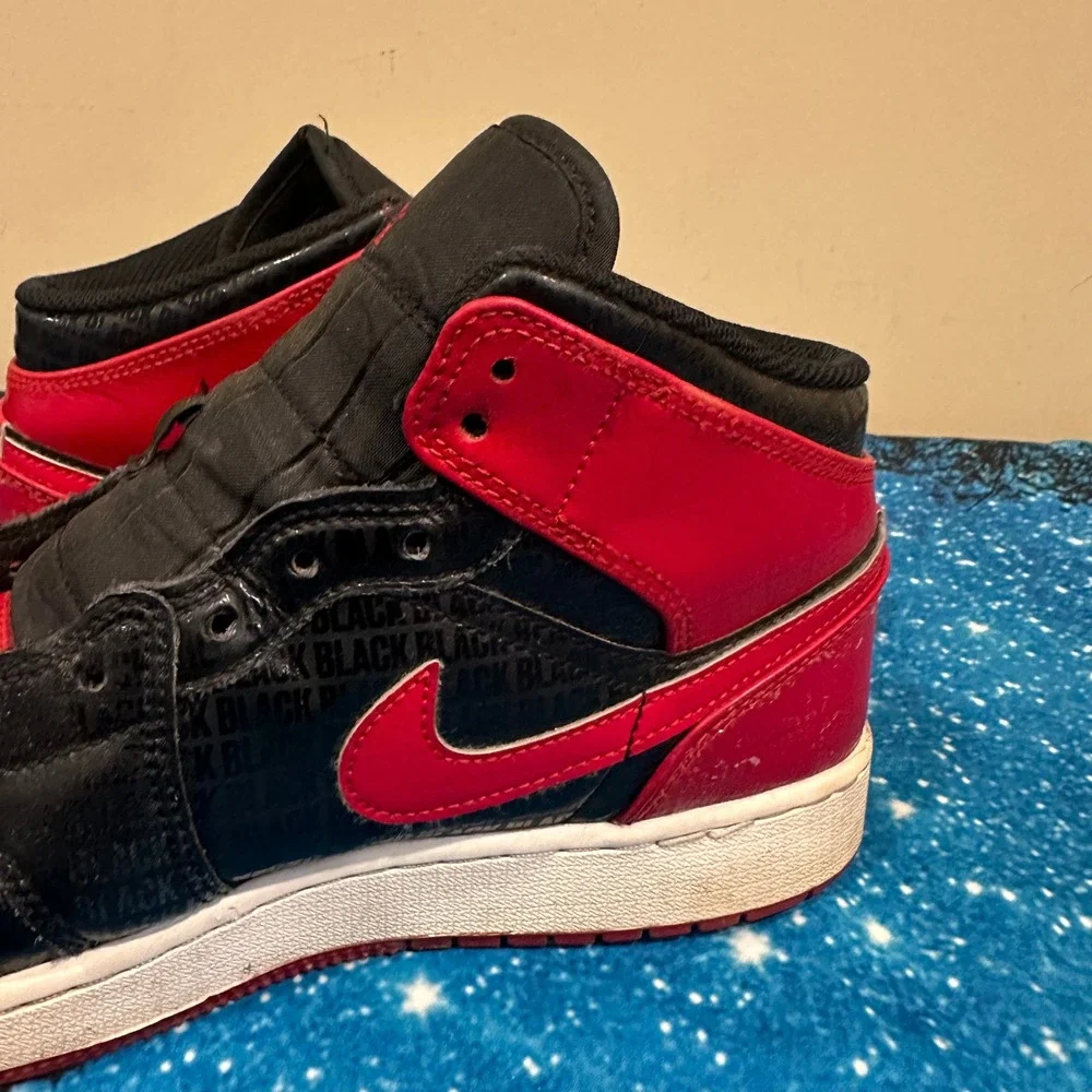 Jordan 1 Mid GS Bred Text Black Red White DM9650-001 Size 7Y Mens 7 Womens 8.5